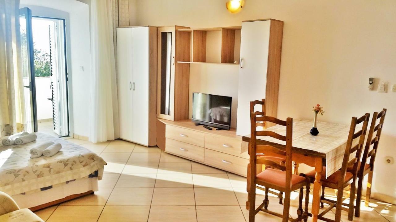 Obala Apartment & Studios Malinska Buitenkant foto