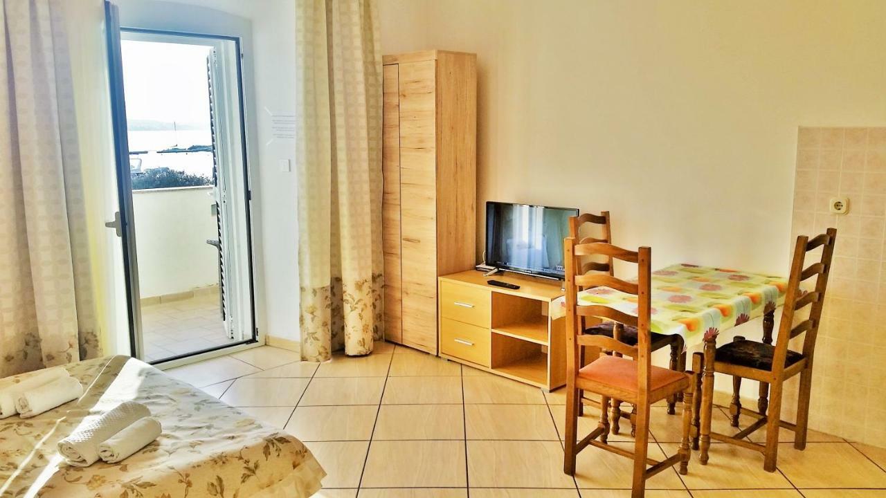 Obala Apartment & Studios Malinska Buitenkant foto